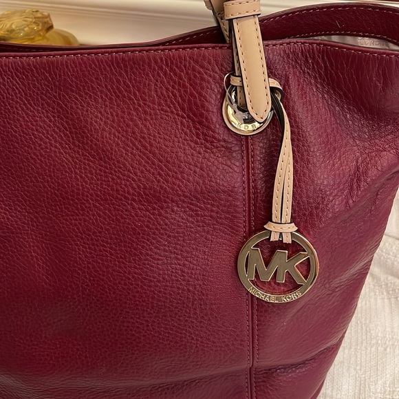MICHAEL KORS -Jet Set Leather large tote in Claret red- NWT - Picture 3 of 12